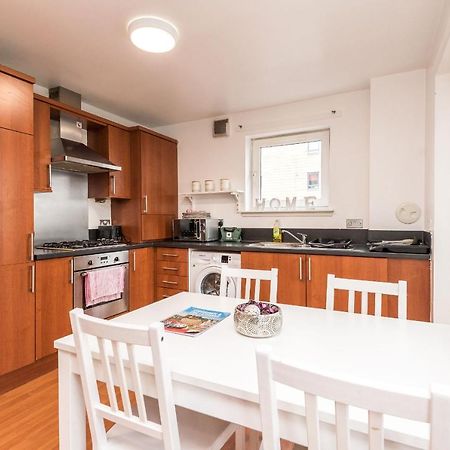 Modern Spacious 3 Bedroom City Centre Apartment - Free Parking - Private Balcony EDI Kültér fotó