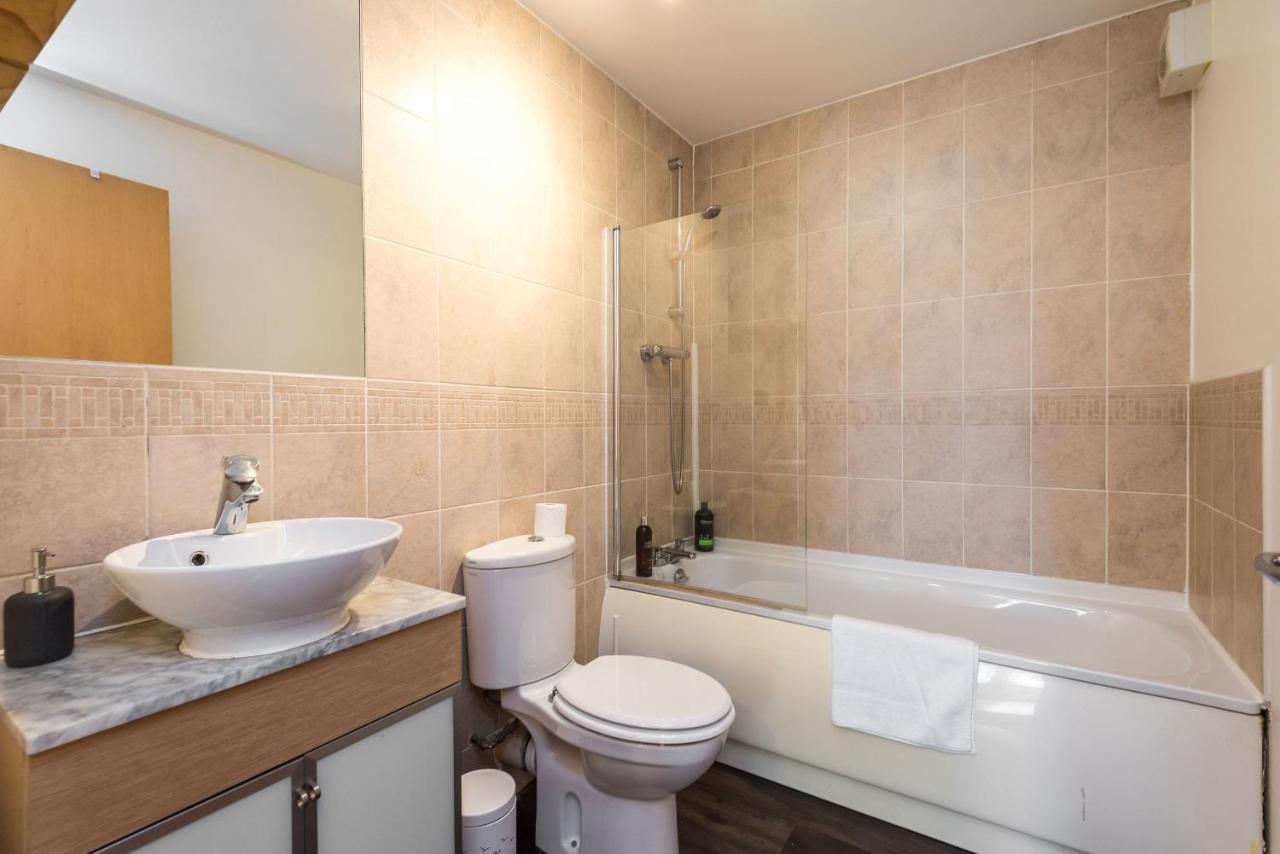 Modern Spacious 3 Bedroom City Centre Apartment - Free Parking - Private Balcony EDI Kültér fotó