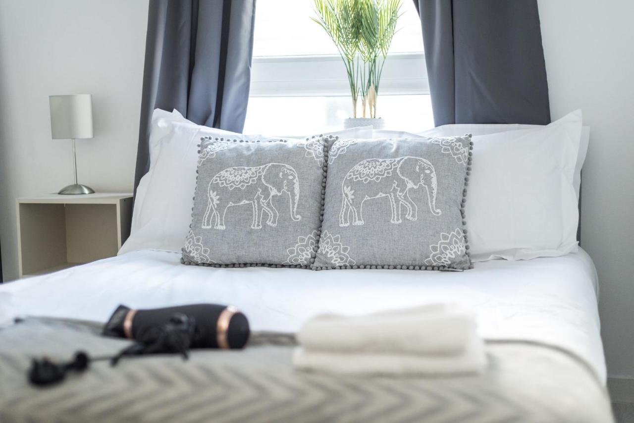 Modern Spacious 3 Bedroom City Centre Apartment - Free Parking - Private Balcony EDI Kültér fotó