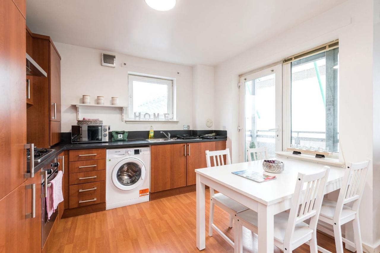 Modern Spacious 3 Bedroom City Centre Apartment - Free Parking - Private Balcony EDI Kültér fotó