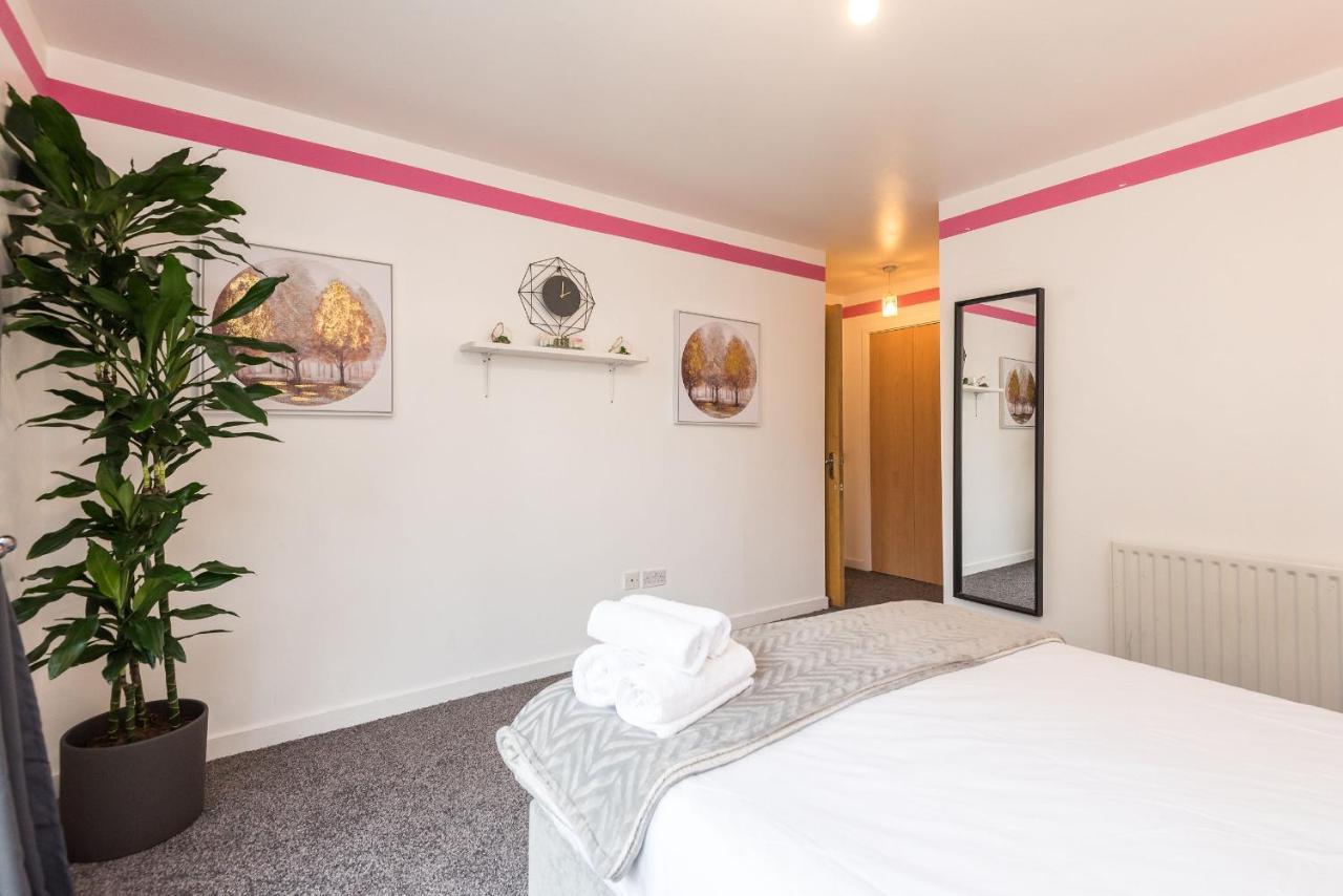 Modern Spacious 3 Bedroom City Centre Apartment - Free Parking - Private Balcony EDI Kültér fotó