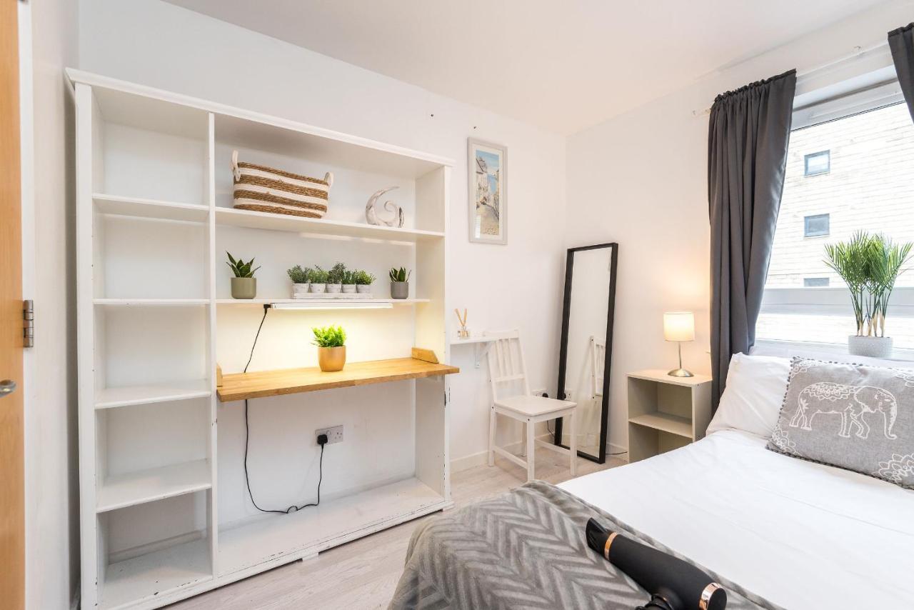 Modern Spacious 3 Bedroom City Centre Apartment - Free Parking - Private Balcony EDI Kültér fotó
