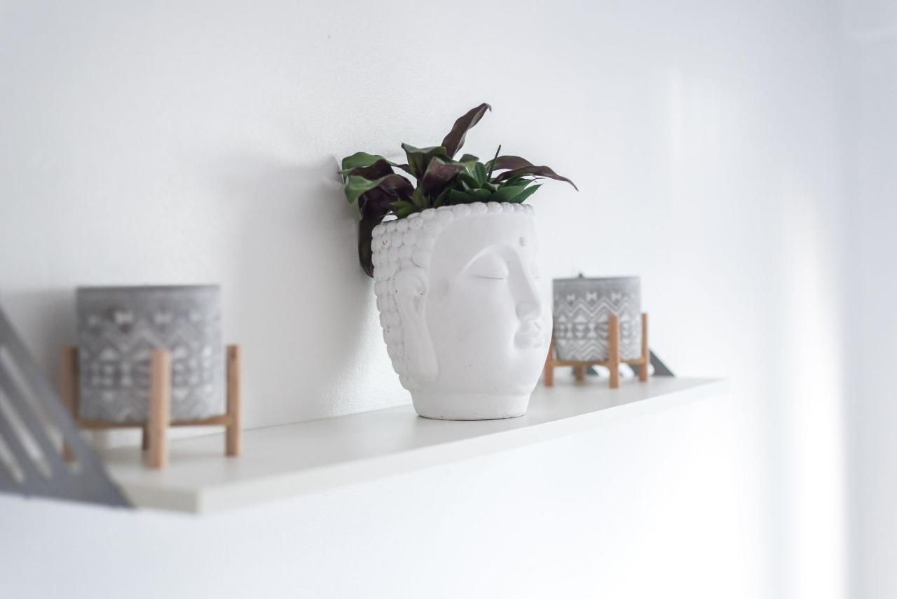 Modern Spacious 3 Bedroom City Centre Apartment - Free Parking - Private Balcony EDI Kültér fotó