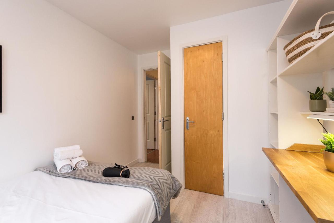 Modern Spacious 3 Bedroom City Centre Apartment - Free Parking - Private Balcony EDI Kültér fotó