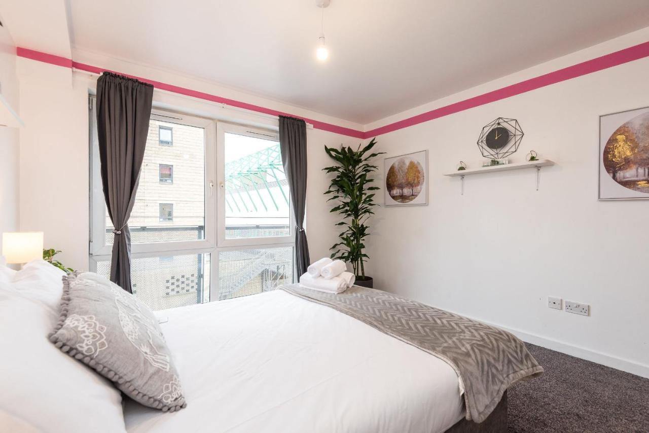 Modern Spacious 3 Bedroom City Centre Apartment - Free Parking - Private Balcony EDI Kültér fotó