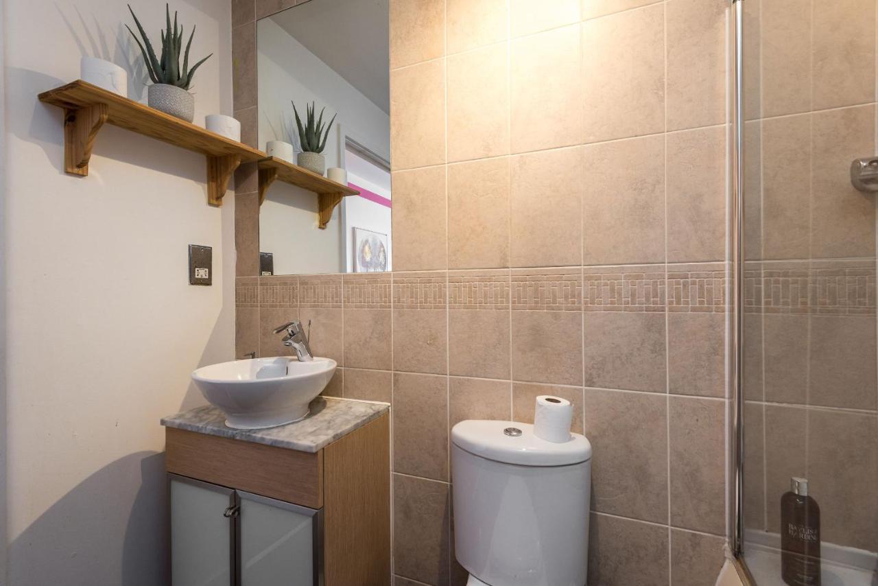 Modern Spacious 3 Bedroom City Centre Apartment - Free Parking - Private Balcony EDI Kültér fotó