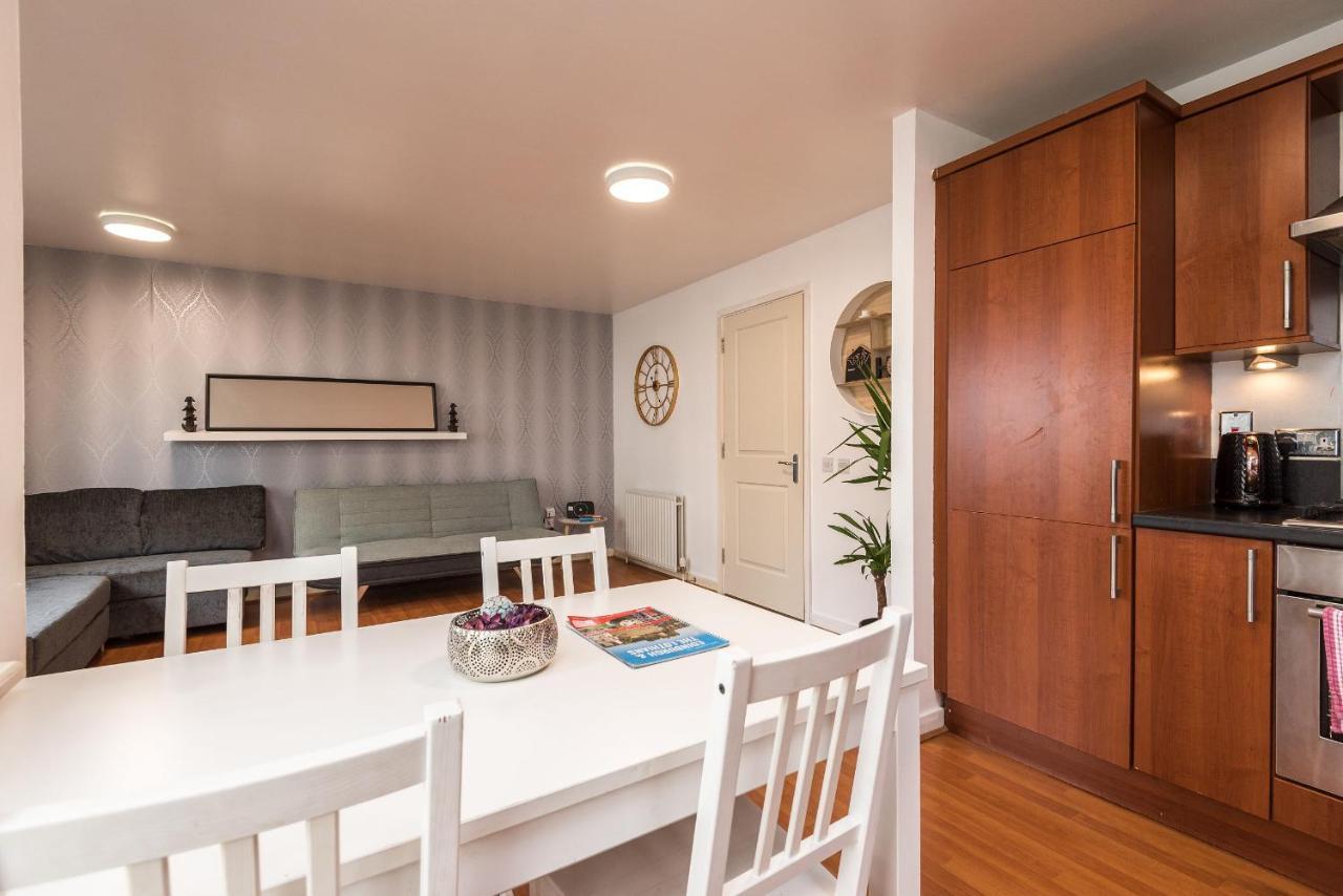 Modern Spacious 3 Bedroom City Centre Apartment - Free Parking - Private Balcony EDI Kültér fotó