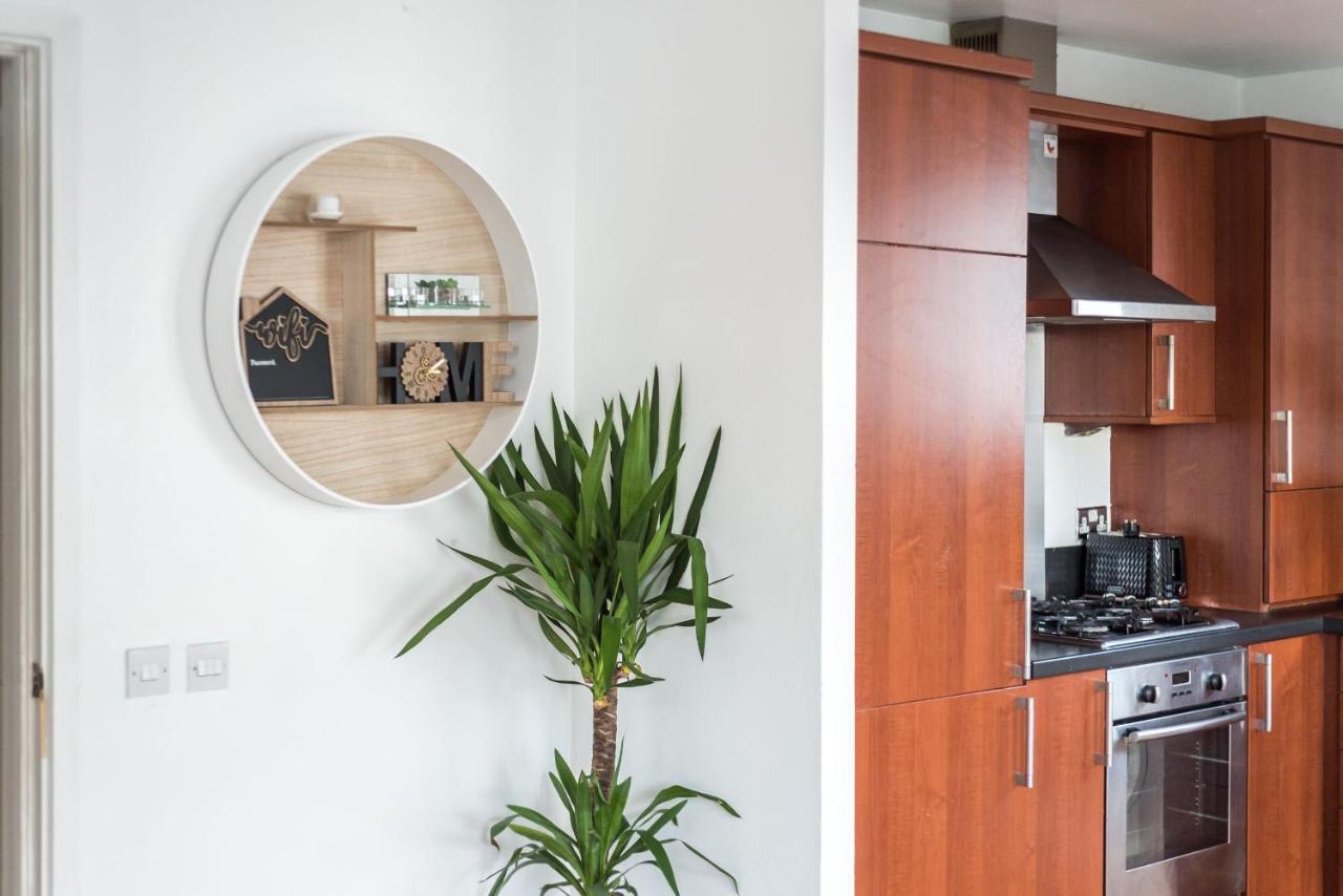 Modern Spacious 3 Bedroom City Centre Apartment - Free Parking - Private Balcony EDI Kültér fotó